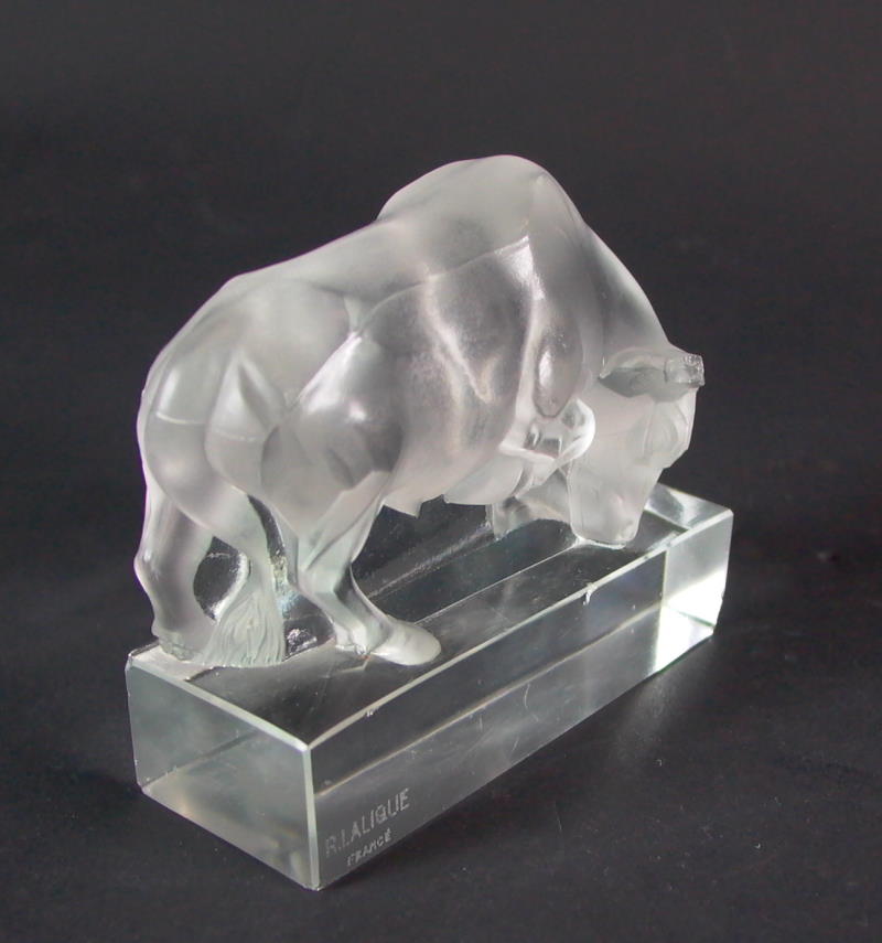 schöne alte Glasfigur   Stier   signiert R. Lalique