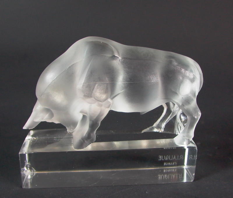 schöne alte Glasfigur   Stier   signiert R. Lalique